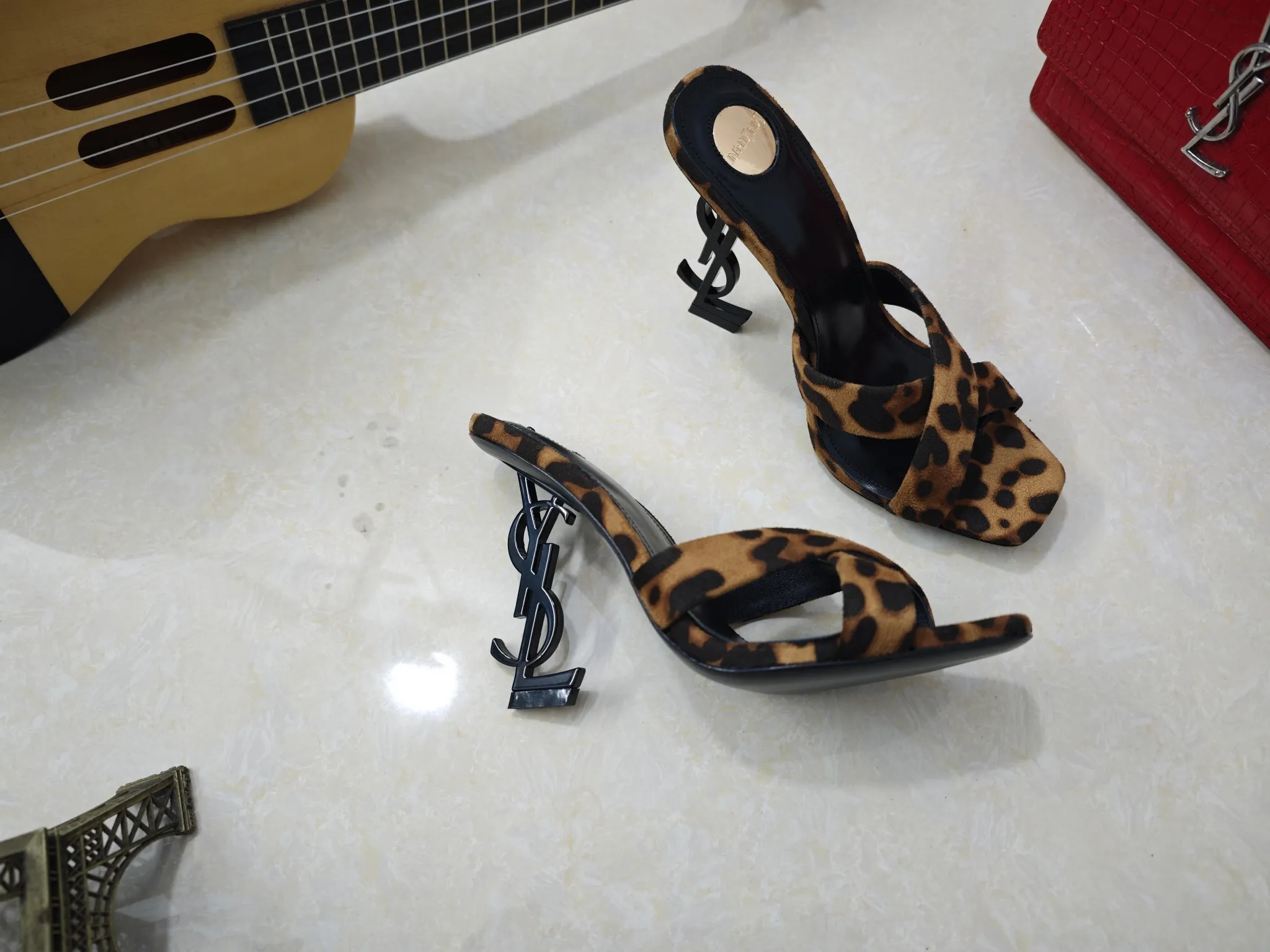 👟👟Ex-factory price 540👟👟【Saint Laurent】Yves Saint Laurent, high-heeled YSL high heels💃2025 early spring counter synchronizes the latest styles, YSL, decoration👠 Classic and high-quality glamorous masterpieces, the hottest autumn and winter series in the counter, with temperament, fashion, classic and attractive design style 😌The effect on the feet is particularly beautiful〰️, the materials are imported from Italy 🇮🇹 calf, imported black sheepskin, lining, and foot pads; sheepskin, stiletto high heels, size 35-41 (34.41.42 must be customized, non-refundable) outsole; imported genuine leather outsole, with full counter packaging
